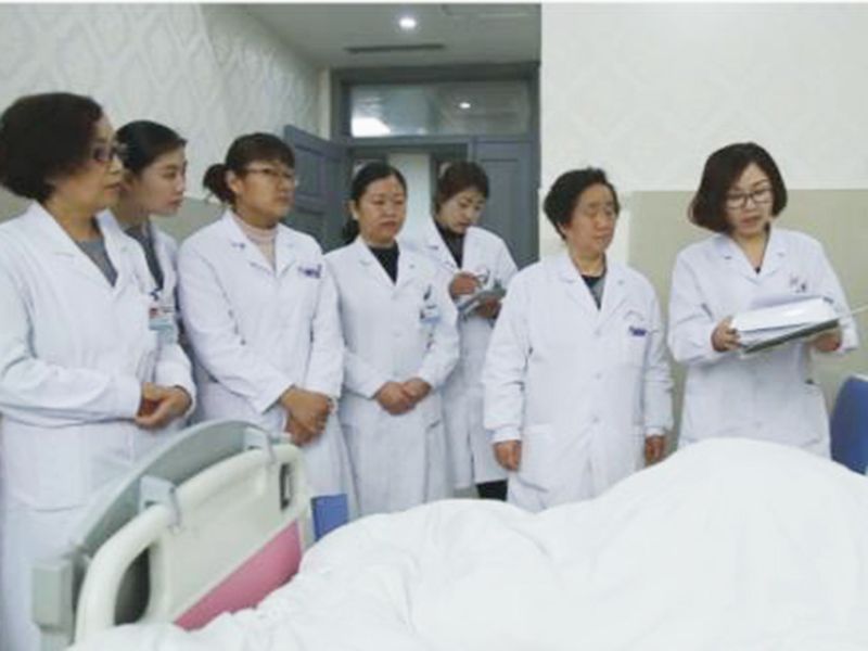 科主任贾红带领医护人员查房.jpg