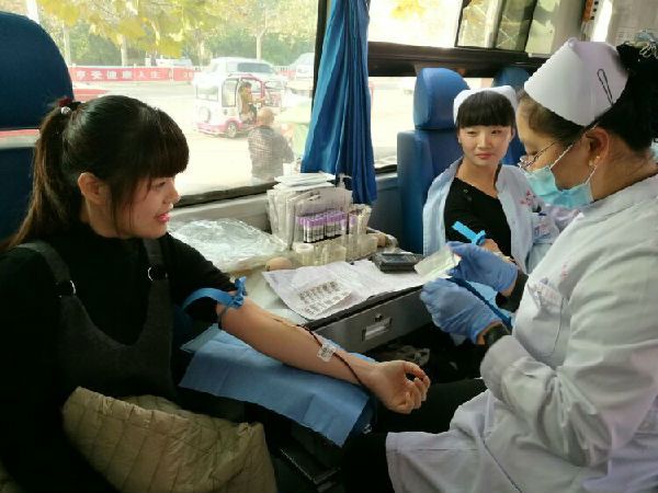 我院举行了一次“无偿献血”的义务活动