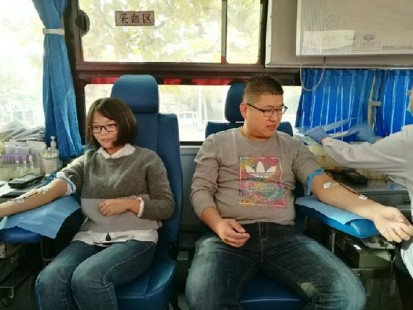我院举行了一次“无偿献血”的义务活动