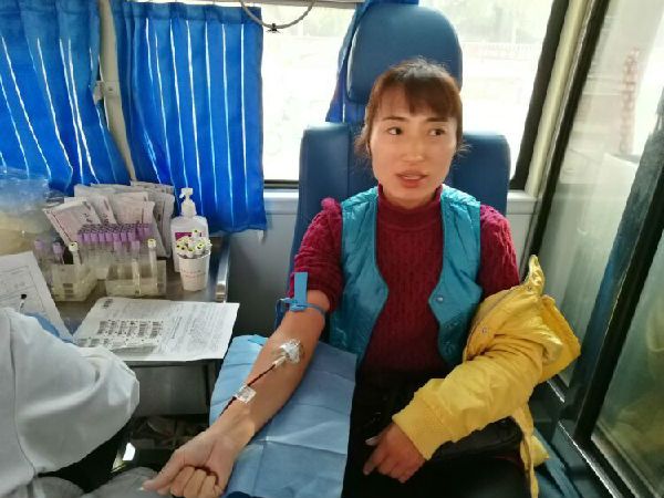 我院举行了一次“无偿献血”的义务活动