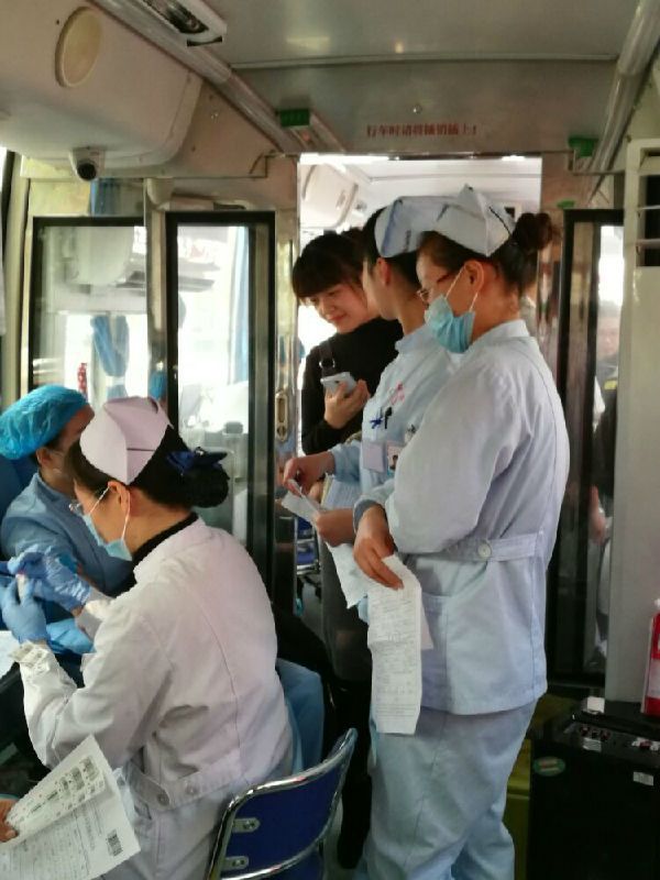 我院举行了一次“无偿献血”的义务活动