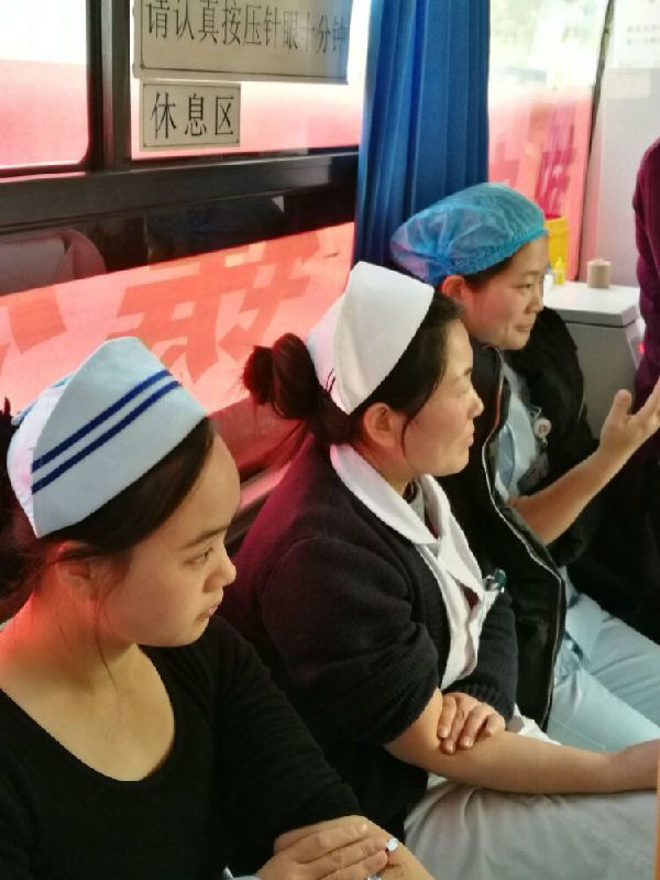 我院举行了一次“无偿献血”的义务活动