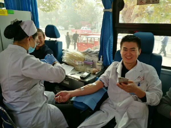 我院举行了一次“无偿献血”的义务活动