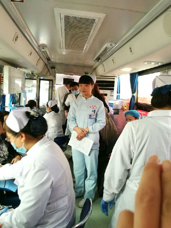 我院举行了一次“无偿献血”的义务活动